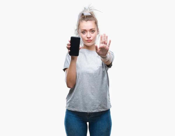 Νεαρή Ξανθιά Γυναίκα Εμφάνιση Οθόνης Smartphone Πέρα Από Απομονωμένο Υπόβαθρο — Φωτογραφία Αρχείου