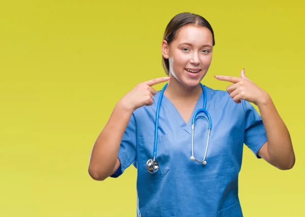 Joven Doctora Caucásica Vistiendo Uniforme Médico Sobre Fondo Aislado Sonriendo — Foto de Stock