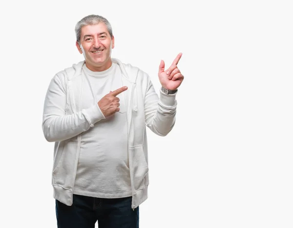 Pěkný Starší Muž Nosí Sportovní Oblečení Izolované Pozadí Úsměvem Při — Stock fotografie