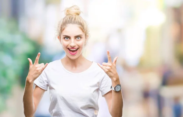 Joven Hermosa Mujer Rubia Con Camiseta Blanca Sobre Fondo Aislado — Foto de Stock