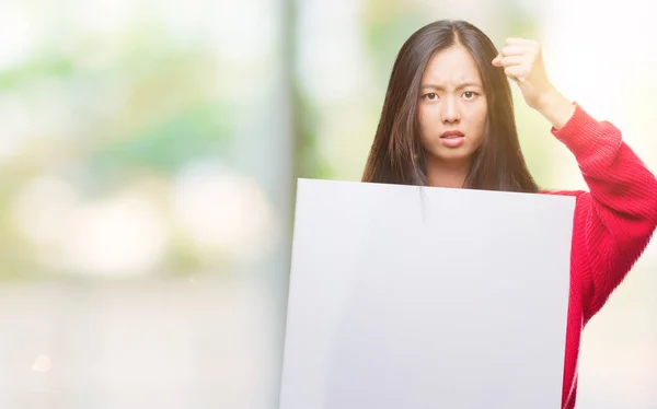 Giovane Donna Asiatica Tenendo Banner Sfondo Isolato Infastidito Frustrato Gridando — Foto Stock