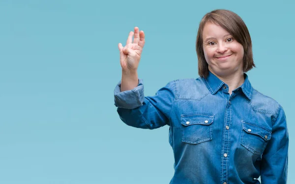 Молодая Взрослая Женщина Синдромом Дауна Изолированном Фоне Показывает Указывает Пальцами — стоковое фото