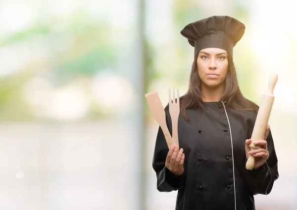 Joven Cocinera Hispana Vistiendo Uniforme Chef Con Expresión Confiada Cara — Foto de Stock