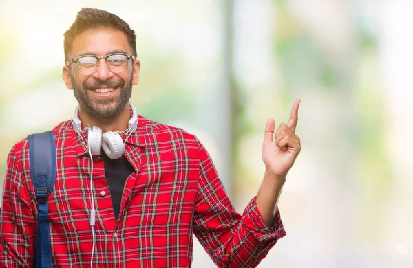 Estudiante Hispano Adulto Con Auriculares Mochila Sobre Fondo Aislado Con —  Fotos de Stock