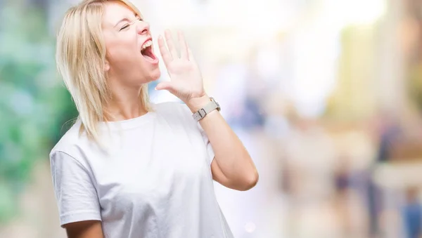 Młoda Piękna Kobieta Blonde Noszenie Shirt Biały Białym Tle Krzycząc — Zdjęcie stockowe