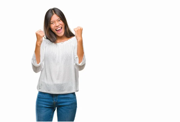 年轻的亚洲妇女在孤立的背景下非常高兴和兴奋做赢家手势与手臂举起 微笑和尖叫的成功 庆祝概念 — 图库照片