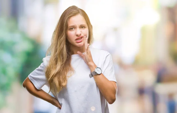 Joven Hermosa Mujer Rubia Con Camiseta Blanca Casual Sobre Fondo —  Fotos de Stock