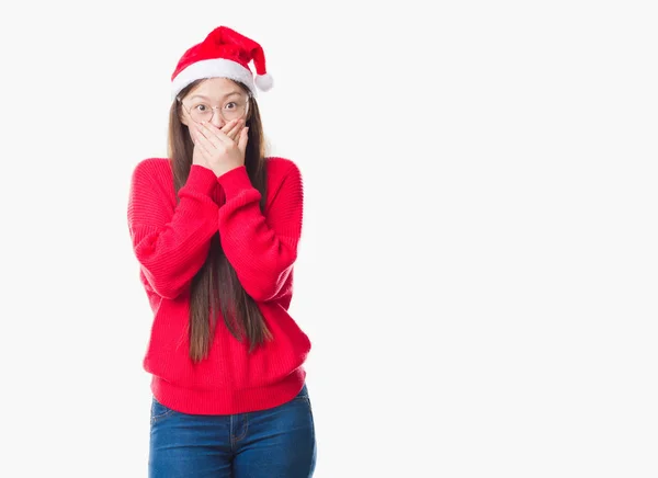 Jovem Chinesa Sobre Fundo Isolado Vestindo Chapéu Natal Chocado Cobrindo — Fotografia de Stock