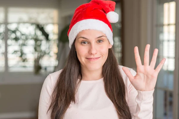 Mulher Bonita Usando Chapéu Papai Noel Casa Mostrando Apontando Para — Fotografia de Stock