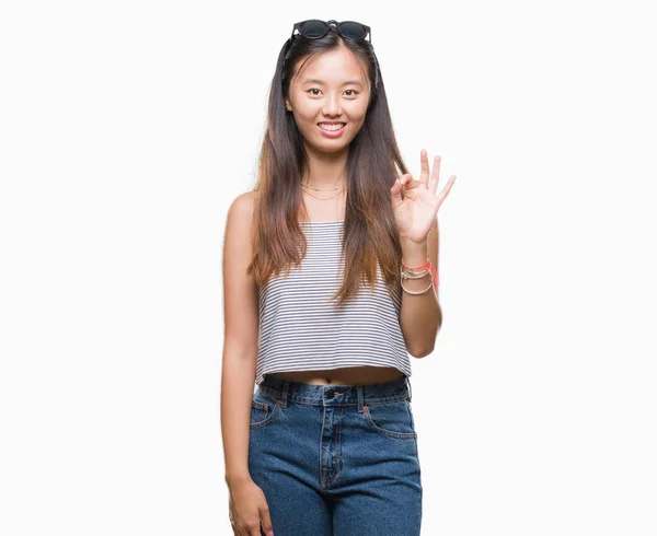 Junge Asiatische Frau Mit Sonnenbrille Über Isoliertem Hintergrund Lächelt Positive — Stockfoto