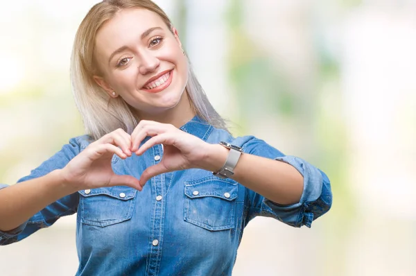 Mujer Rubia Joven Sobre Fondo Aislado Sonriendo Amor Mostrando Símbolo —  Fotos de Stock