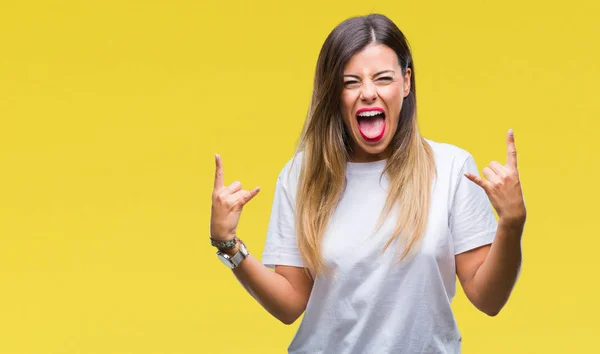 Jovem Bela Mulher Casual Camiseta Branca Sobre Fundo Isolado Gritando — Fotografia de Stock