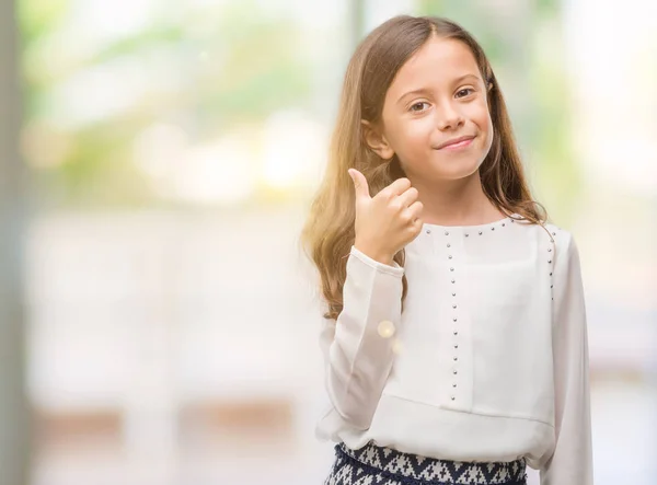 Ισπανική Κορίτσι Μελαχρινή Κάνει Ευτυχισμένη Μπράβο Χειρονομία Χέρι Την Έγκριση — Φωτογραφία Αρχείου