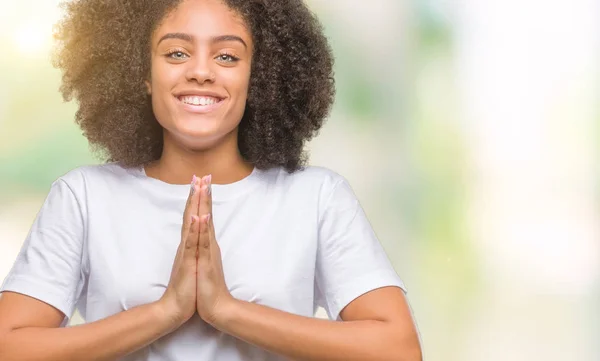 Junge Afroamerikanerin Über Isoliertem Hintergrund Betet Mit Den Händen Zusammen — Stockfoto