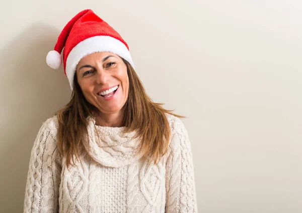 Mulher Meia Idade Vestindo Natal Chapéu Papai Noel Com Rosto — Fotografia de Stock