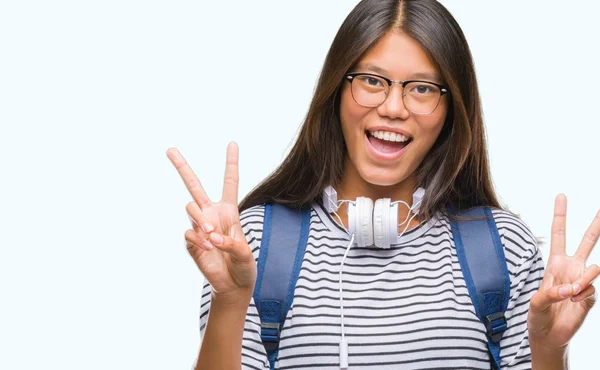 Jonge Aziatische Student Vrouw Dragen Van Hoofdtelefoons Rugzak Geïsoleerde Achtergrond — Stockfoto