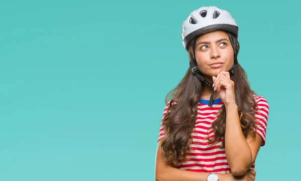 Jonge Arabische Wielrenner Vrouw Dragen Van Veiligheidshelm Geïsoleerd Achtergrond Met — Stockfoto