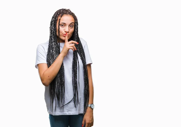 年轻的编织头发非洲裔美国女孩在孤立的背景要求安静的手指在嘴唇上 沉默与秘密概念 — 图库照片