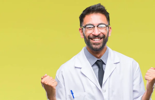 Científico Hispano Adulto Hombre Doctor Vistiendo Una Bata Blanca Sobre —  Fotos de Stock