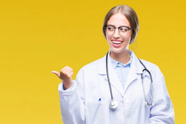 Mooie Jonge Blonde Dokter Vrouw Medische Uniform Dragen Geïsoleerde Achtergrond — Stockfoto
