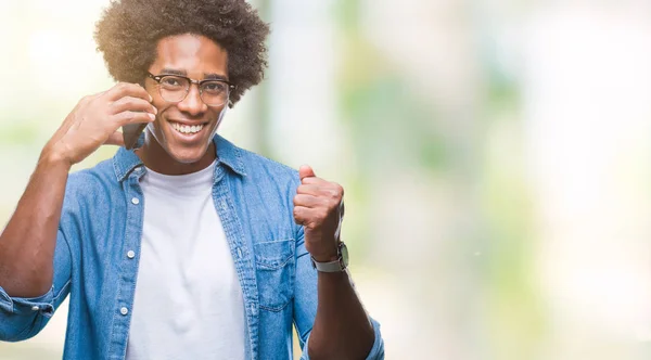 Afro Americký Muž Mluvil Telefonu Izolované Pozadí Křičí Hrdá Slaví — Stock fotografie