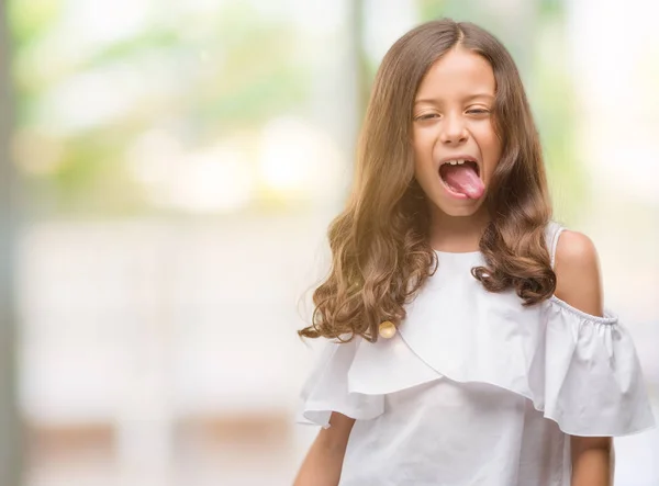 Morena Hispânica Menina Furar Língua Para Fora Feliz Com Expressão — Fotografia de Stock