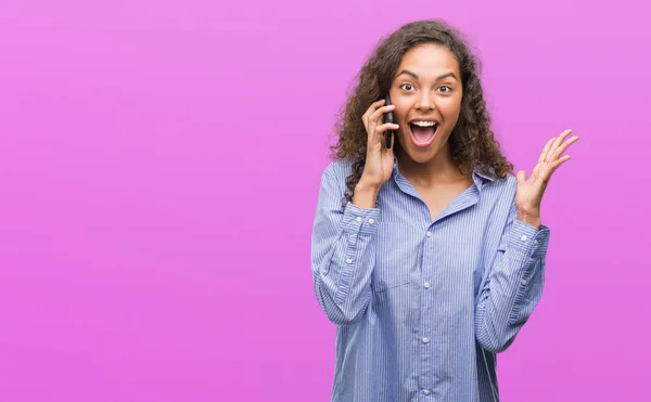 Mulher Hispânica Jovem Usando Smartphone Muito Feliz Animado Expressão Vencedora — Fotografia de Stock