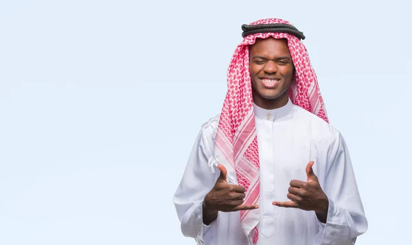 Pemuda Afrika Arab Mengenakan Keffiyeh Tradisional Atas Tanda Sukses Latar — Stok Foto