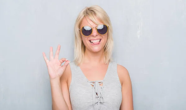 손가락 우수한 레트로 선글라스를 — 스톡 사진