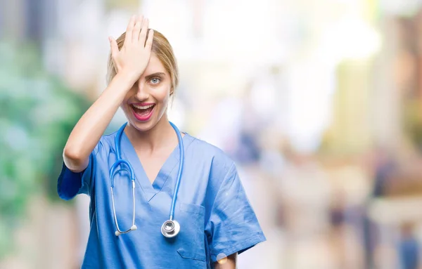 Jonge Mooie Blonde Dokter Chirurg Verpleegkundige Vrouw Geïsoleerde Achtergrond Verrast — Stockfoto