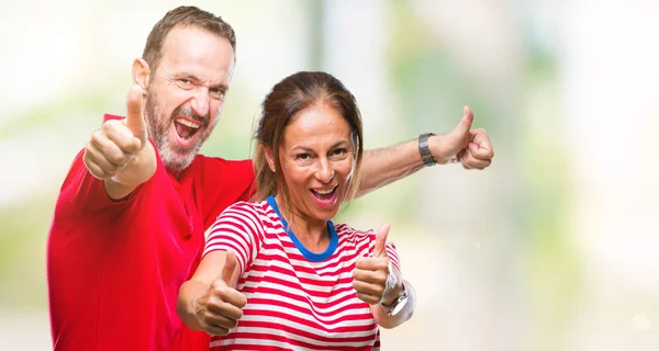 Pareja Hispana Mediana Edad Enamorada Por Antecedentes Aislados Que Aprueba — Foto de Stock