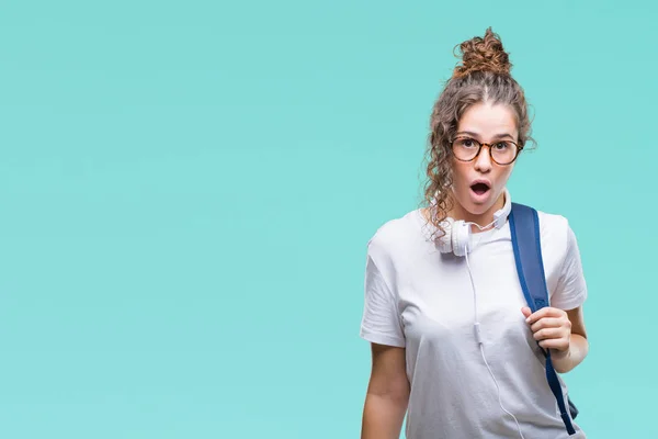 Jovem Menina Estudante Morena Vestindo Mochila Fones Ouvido Sobre Fundo — Fotografia de Stock