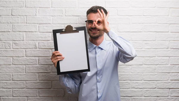 Jonge Volwassen Zakenman Bakstenen Muur Bedrijf Klembord Met Blij Gezicht — Stockfoto