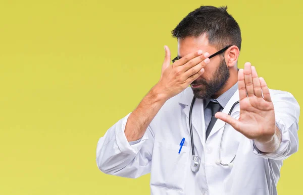 Adulto Hispânico Homem Médico Sobre Fundo Isolado Cobrindo Olhos Com — Fotografia de Stock