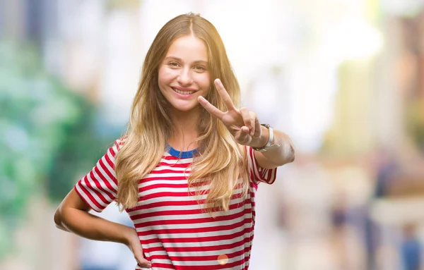 Joven Mujer Rubia Hermosa Sobre Fondo Aislado Sonriendo Mirando Cámara —  Fotos de Stock