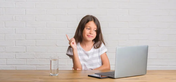 Giovane Bambino Ispanico Seduto Sul Tavolo Con Computer Portatile Molto — Foto Stock