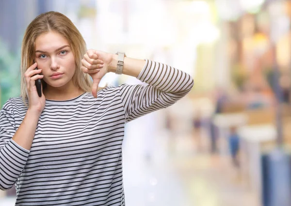 Junge Kaukasische Frau Zeigt Smartphone Bildschirm Vor Isoliertem Hintergrund Mit — Stockfoto