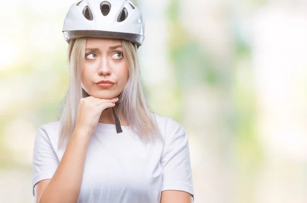 Jeune Femme Blonde Portant Casque Sécurité Cycliste Sur Fond Isolé — Photo