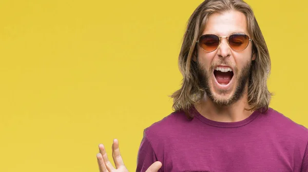 Homem Bonito Jovem Com Cabelos Longos Usando Óculos Sol Sobre — Fotografia de Stock