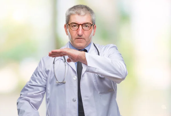 Stilig Senior Doktor Mannen Över Isolerade Bakgrund Gestikulerande Med Händer — Stockfoto