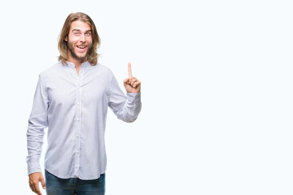 Jonge Knappe Man Met Lange Haren Geïsoleerde Achtergrond Vinger Omhoog — Stockfoto