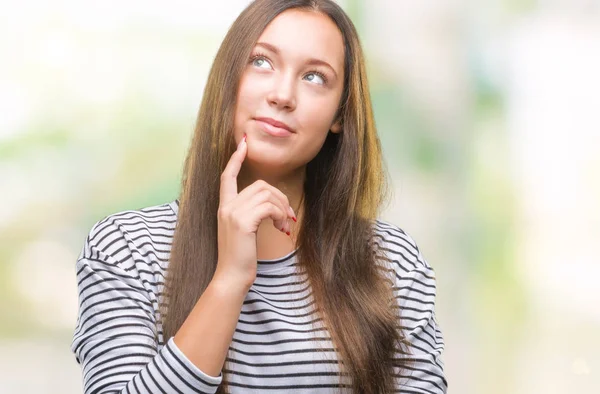 あごを考えて質問 物思いにふける式の手で隔離された背景に若い美しい白人女性 思いやりのある顔をして笑っています 疑いのコンセプト — ストック写真