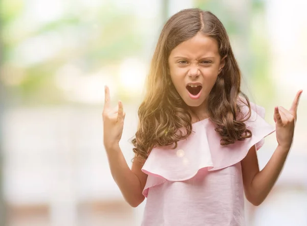 Bruna Ragazza Ispanica Indossa Abito Rosa Gridando Con Espressione Pazza — Foto Stock