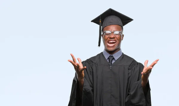 Młody Absolwent Afro Amerykanin Białym Tle Obchodzi Mad Szalony Sukces — Zdjęcie stockowe