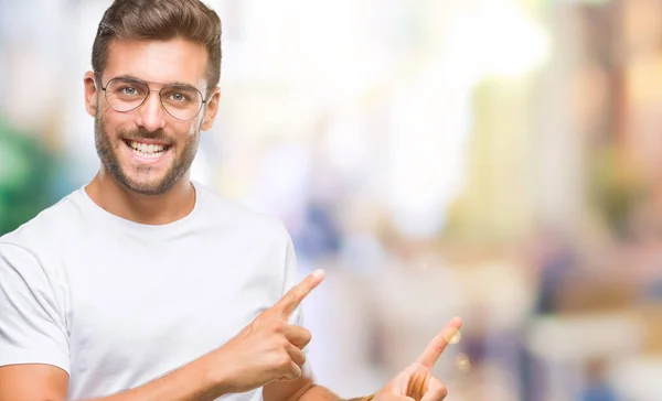 Joven Hombre Guapo Con Gafas Sobre Fondo Aislado Sonriendo Mirando — Foto de Stock