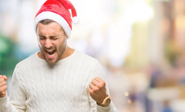 年轻英俊的男子戴着圣诞老人帽子在孤立的背景非常高兴和兴奋做赢家手势举起双臂 微笑和尖叫的成功 庆典理念 — 图库照片