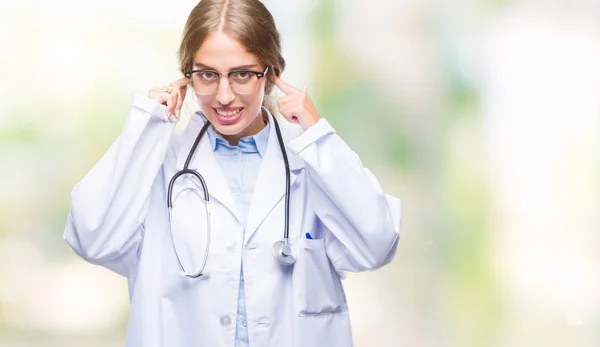 Linda Jovem Mulher Médica Loira Vestindo Uniforme Médico Sobre Fundo — Fotografia de Stock