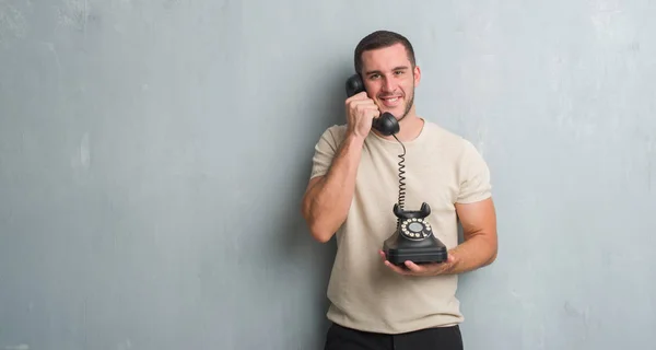 Joven Caucásico Hombre Sobre Gris Grunge Pared Llamando Usando Vintage — Foto de Stock