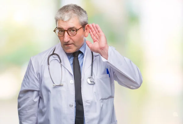 Hombre Guapo Médico Senior Sobre Fondo Aislado Sonriendo Con Mano —  Fotos de Stock