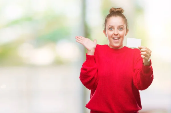 Junge Blonde Frau Hält Werbekarte Sehr Glücklich Und Aufgeregt Siegerausdruck — Stockfoto